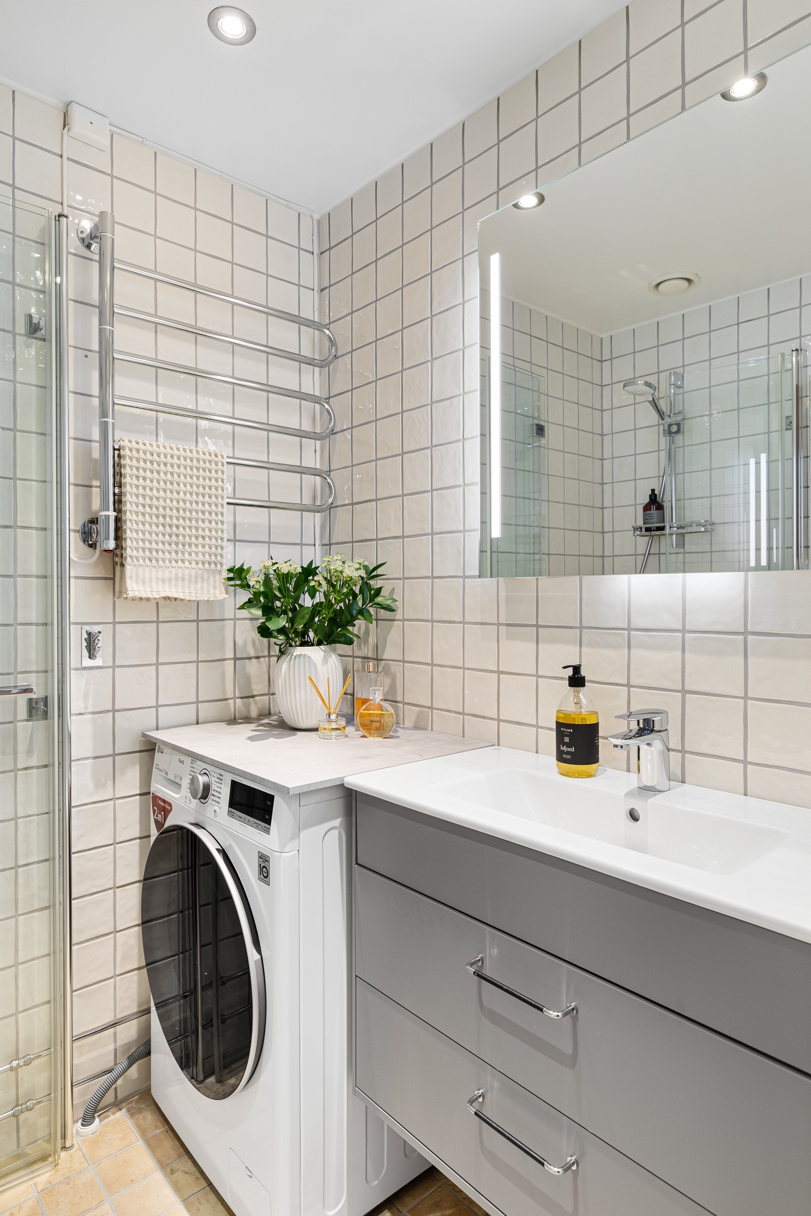 Her får du speil med integrert belysning, moderne innredning, samt opplegg for vaskemaskin Galleribilde