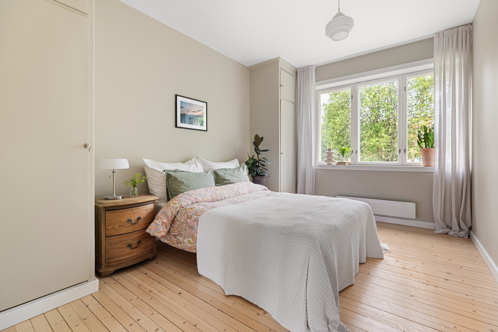 Svært romslig soverom som vender mot rolig bakhage Galleribilde