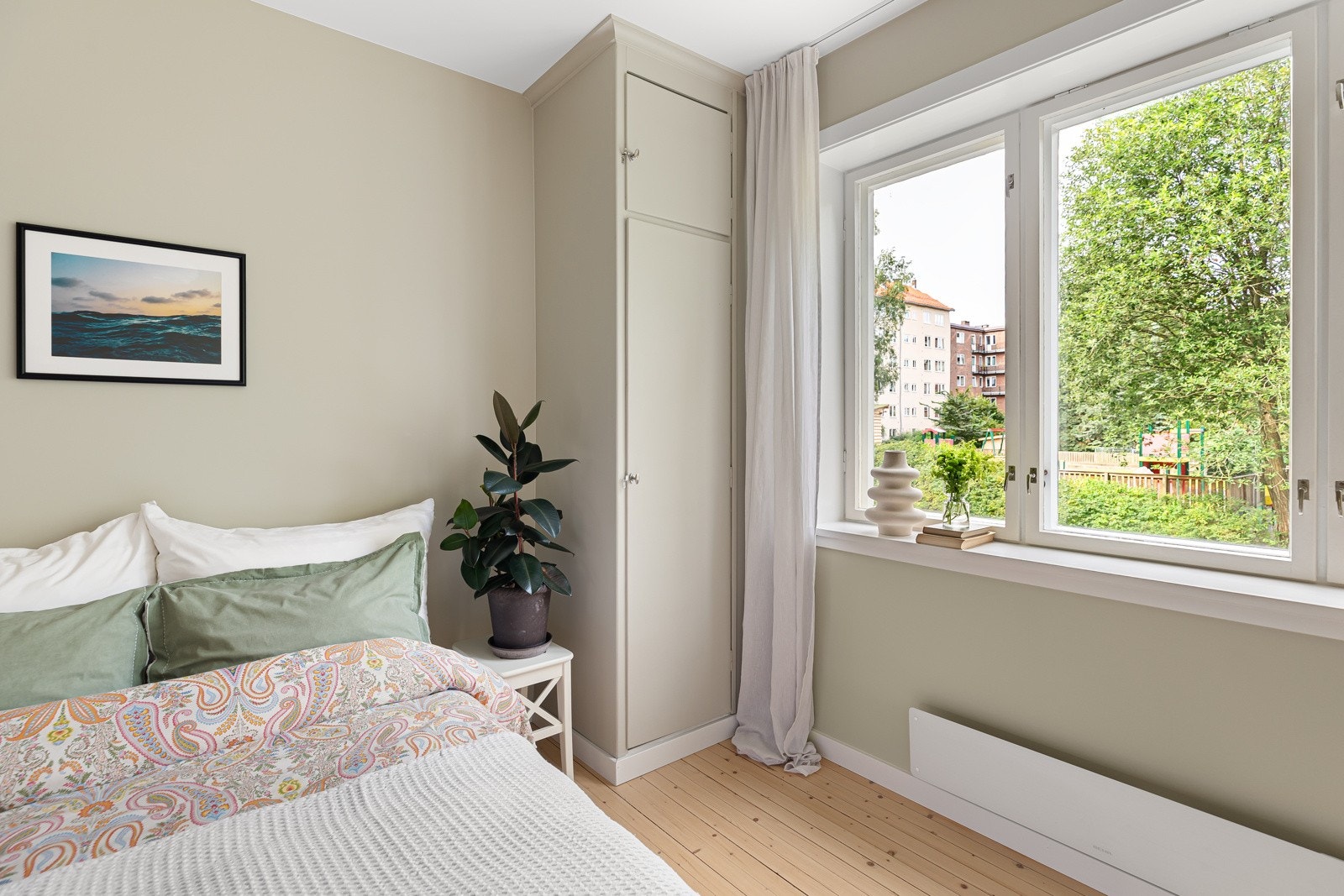 Her får du rikelig med naturlig lys fra store vindusflater Galleribilde