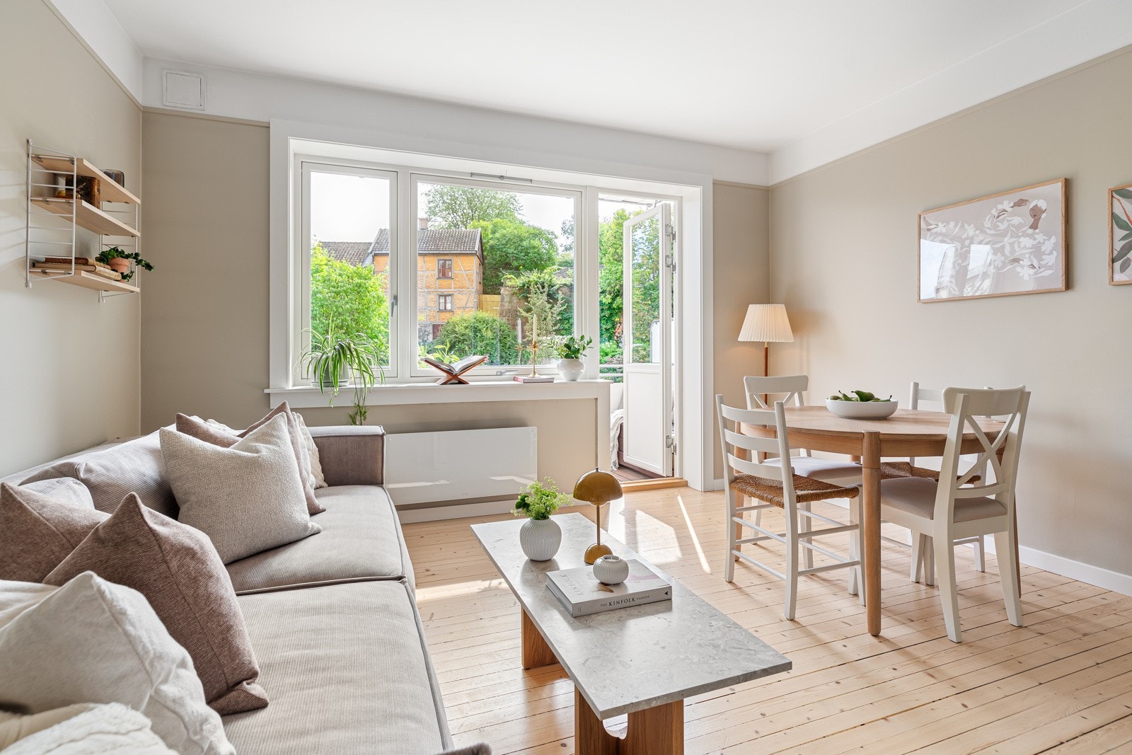 Hvitpigmentert, originalt tregulv og tidsriktige farger på flatene Galleribilde