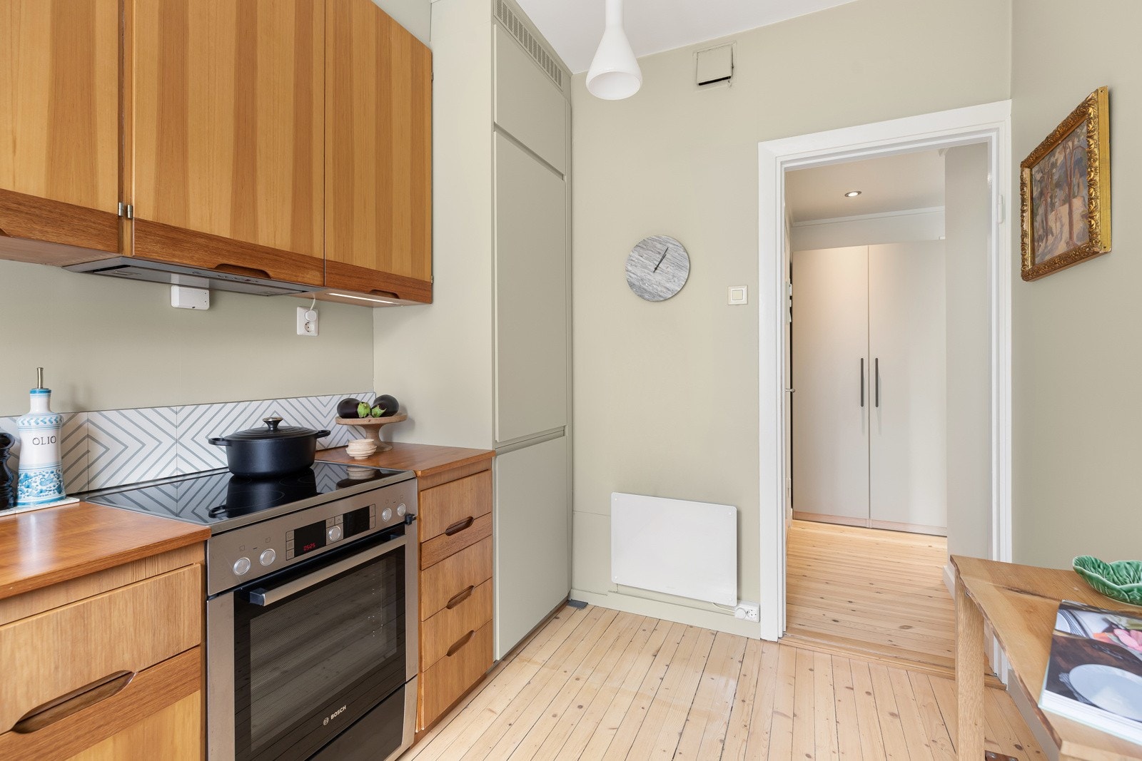 Integrerte hvitevarer som kjl/frys fra Siemens, oppvaskmaskin fra Bosch og avtrekksvifte fra Thermex Galleribilde