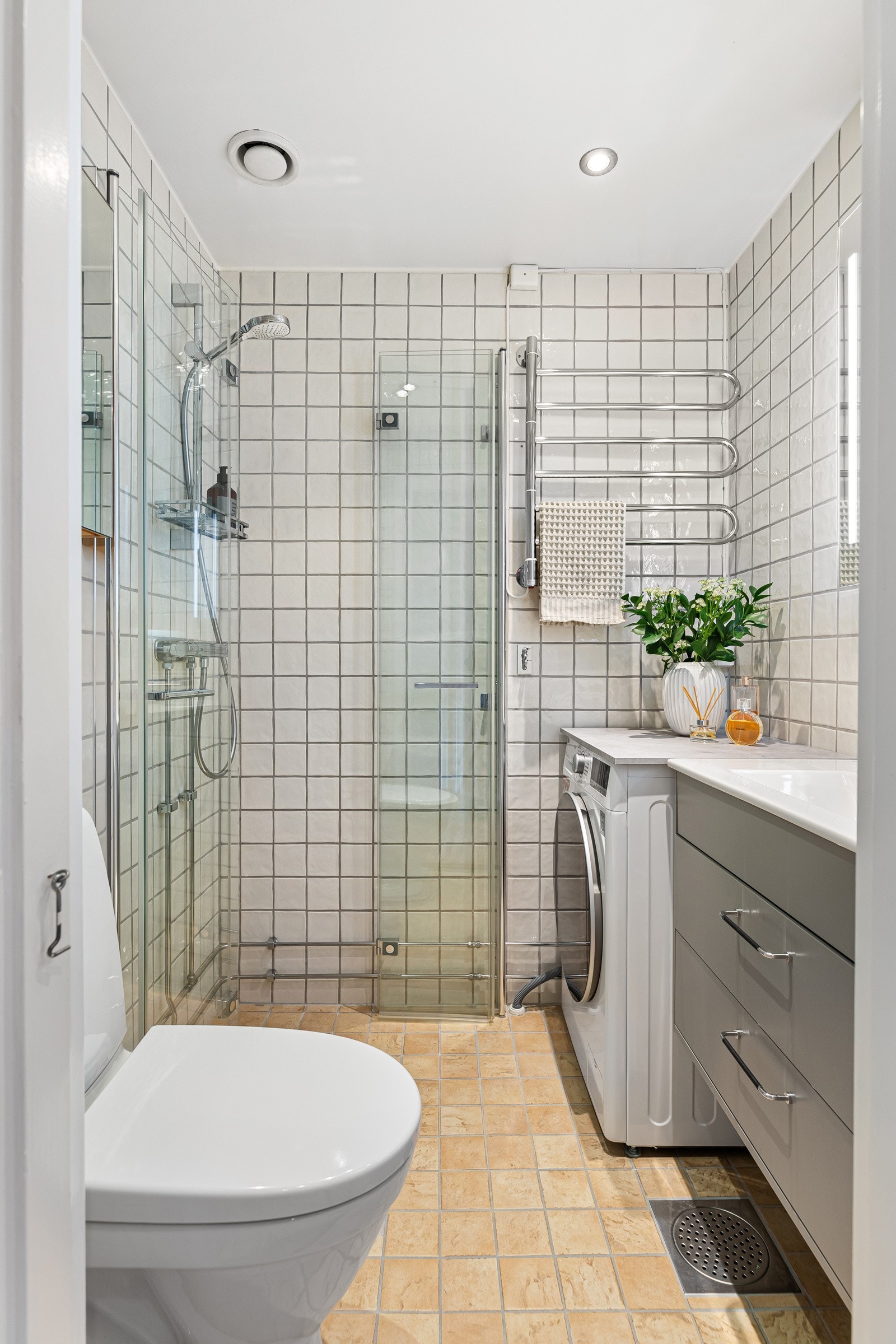 Baderommet har også varmekabler i gulv og håndkletørker med varme montert på vegg Galleribilde