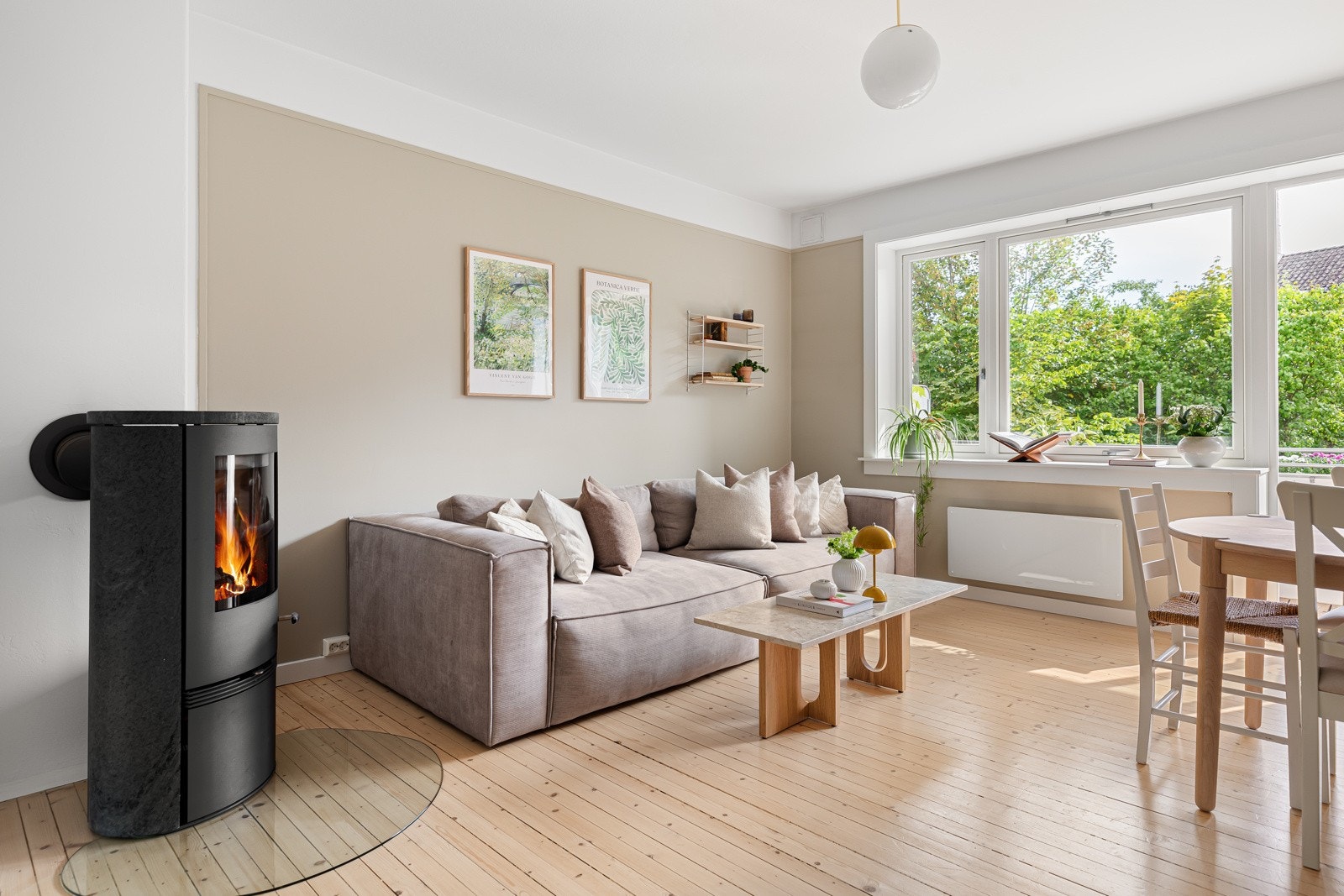 I stuen finner du blant annet en lekker peisovn for en lun og økonomisk oppvarming Galleribilde