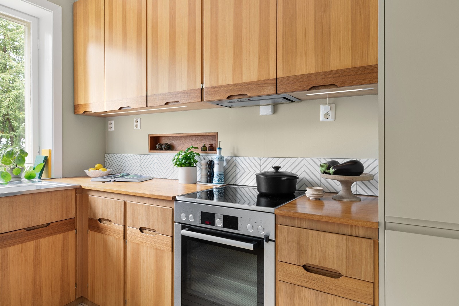 Benkeplate i heltre og overskap med benkebelysning Galleribilde