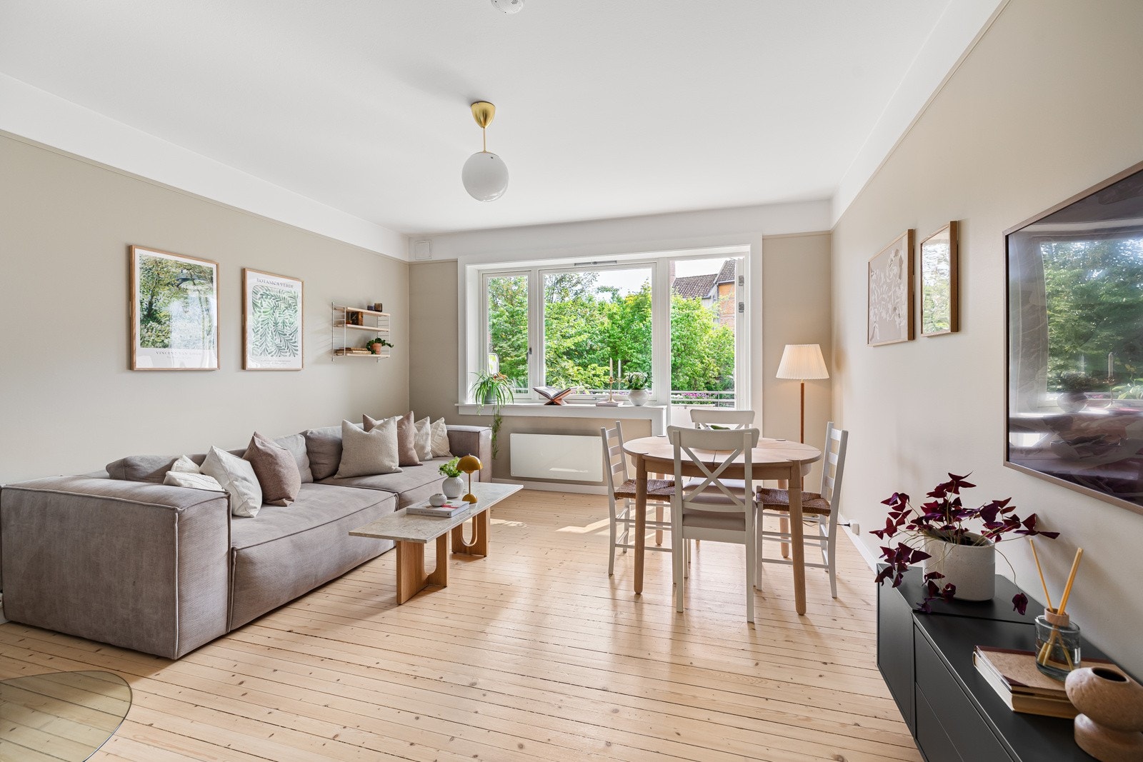 Leiligheten holder en gjennomgående moderne standard, med flotte detaljer og et lyst inntrykk Galleribilde