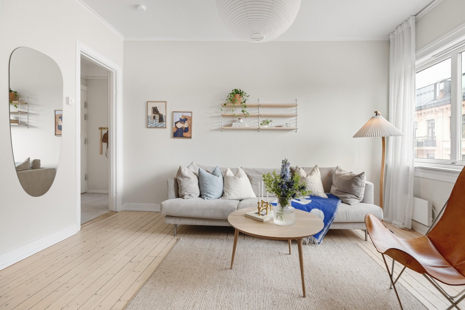 Lys og luftig leilighet med store vindusflater og god takhøyde på hele 2,75 meter Galleribilde