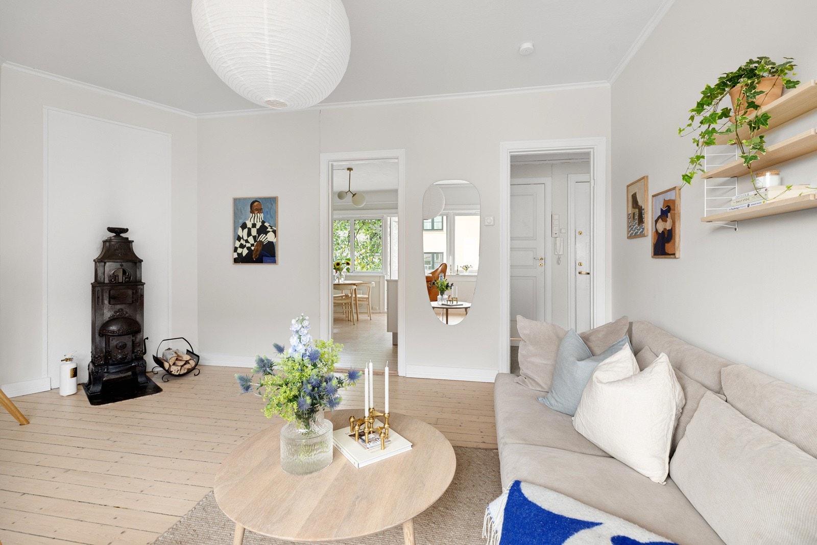 Leiligheten har en lys og innbydende stue med god plass til sofaløsning med tilhørende møblement Galleribilde