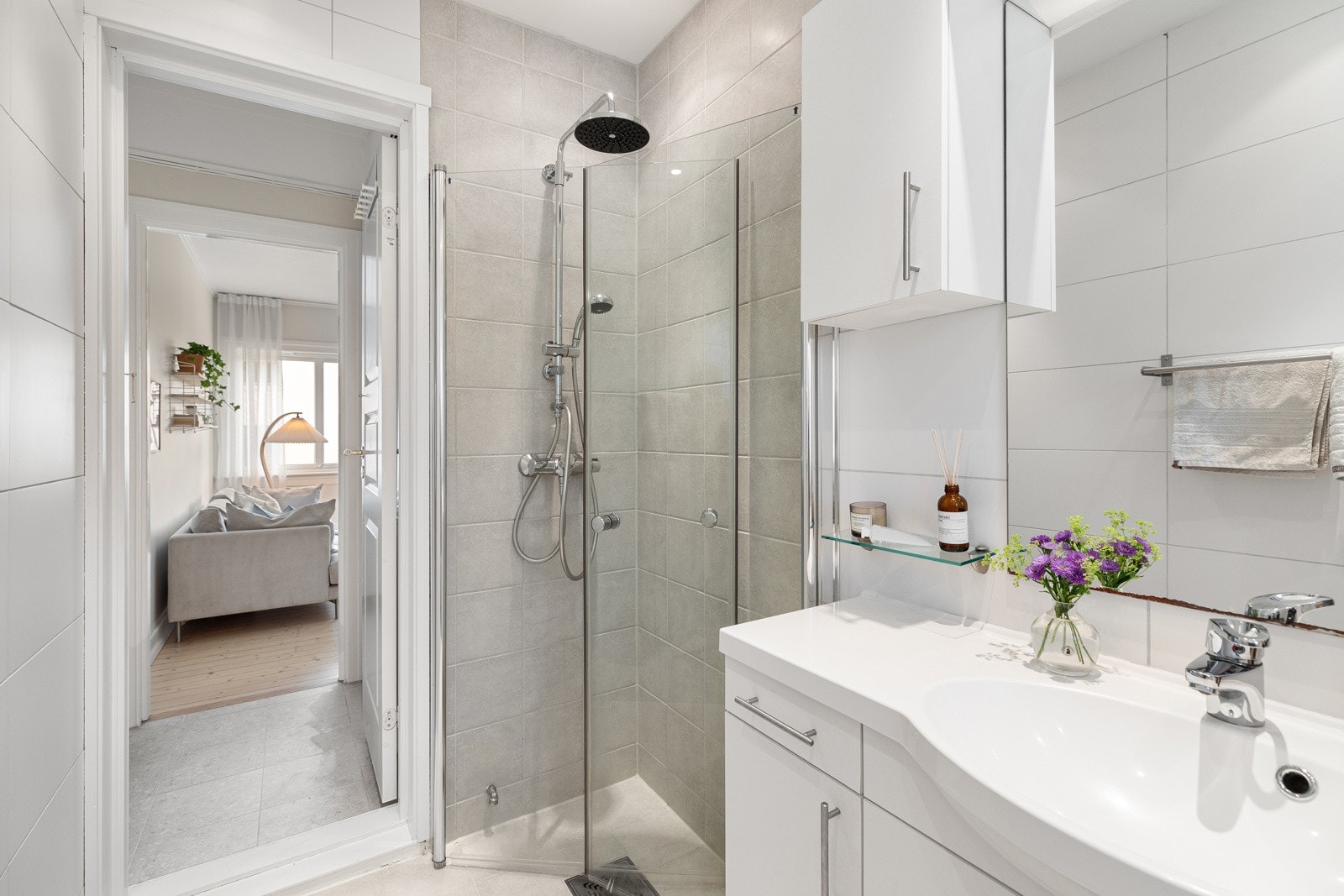 Baderommet varmes opp med varmekabler i gulv Galleribilde