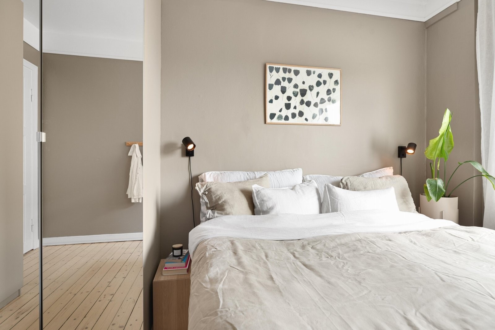 Soverommet har god plass til dobbeltseng med tilhørende garderobeløsning Galleribilde