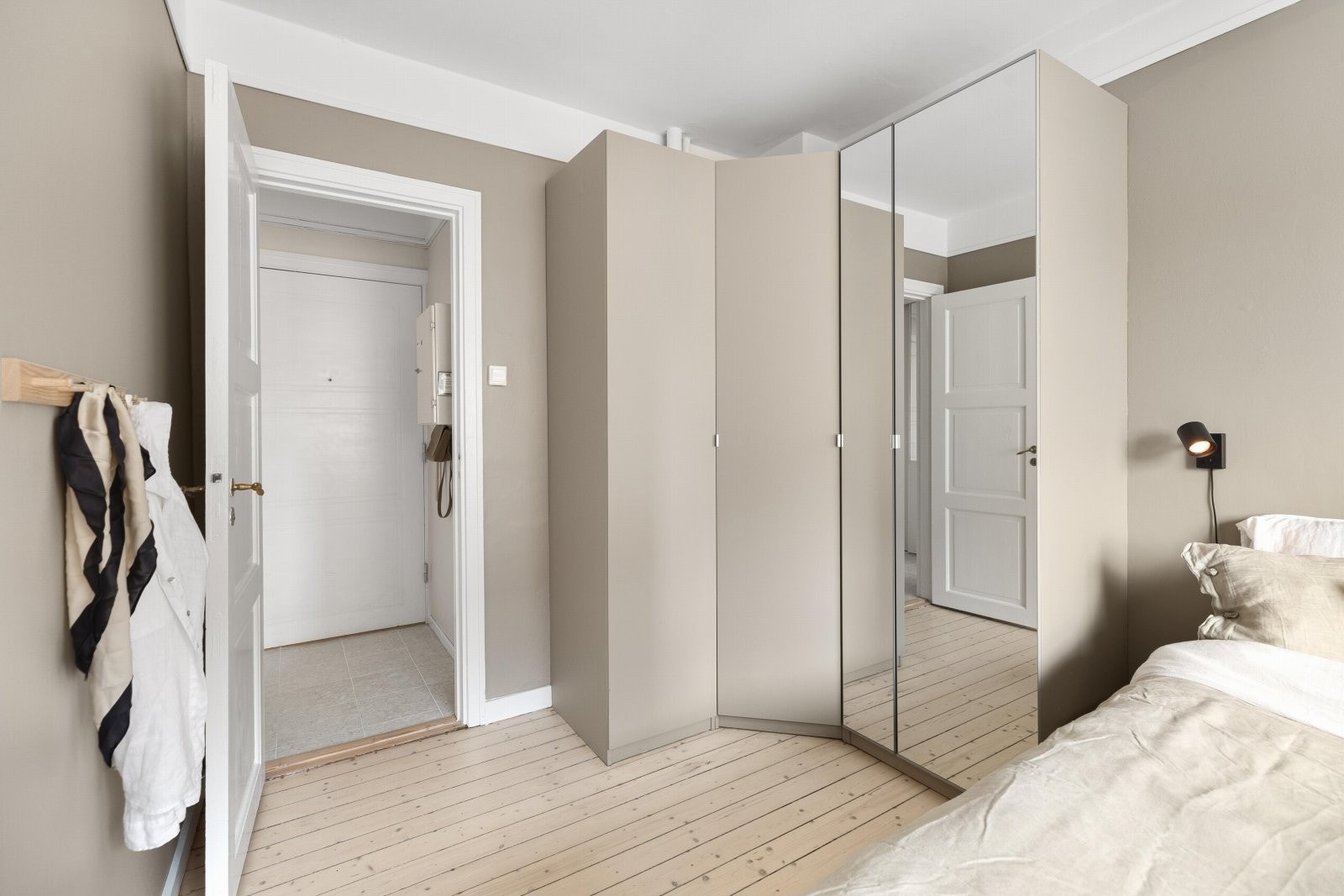 Soverommet holder den samme moderne standarden, med tidsriktige fargevalg og et luftig preg Galleribilde