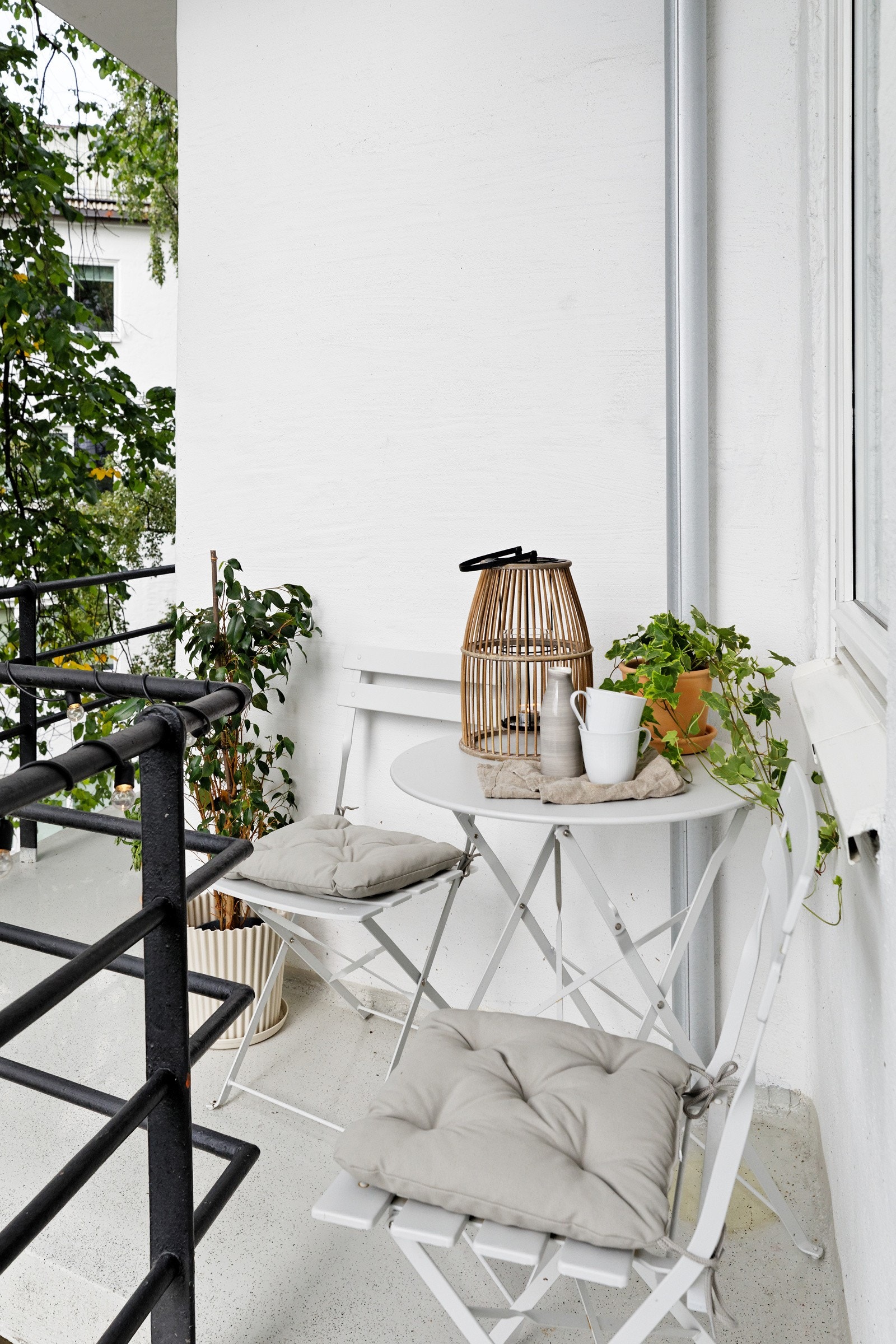 Solrik sydvendt brannbalkong mot lun bakgård Galleribilde