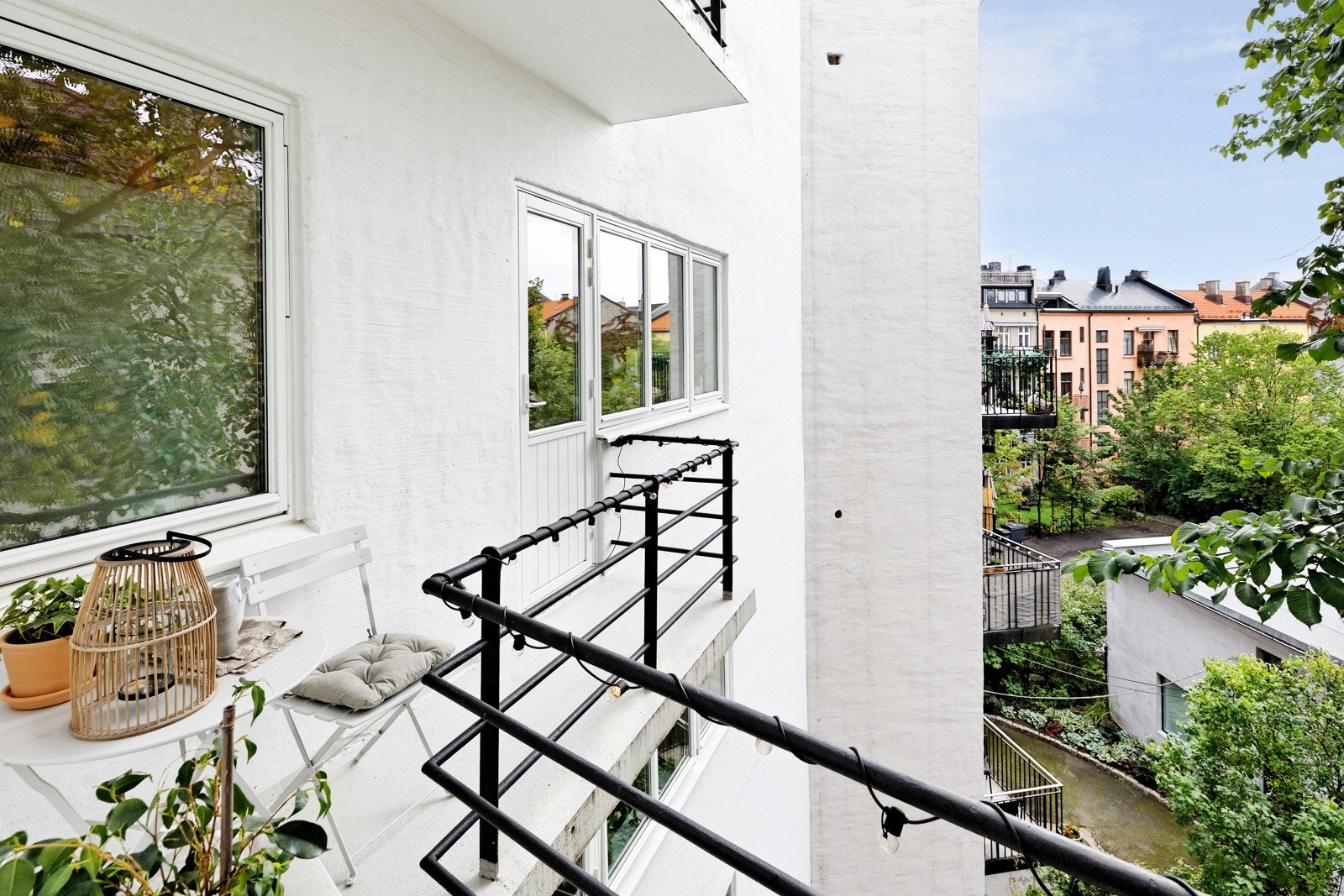 Fasaden og brannbalkongene ble pusset opp i 2022 Galleribilde