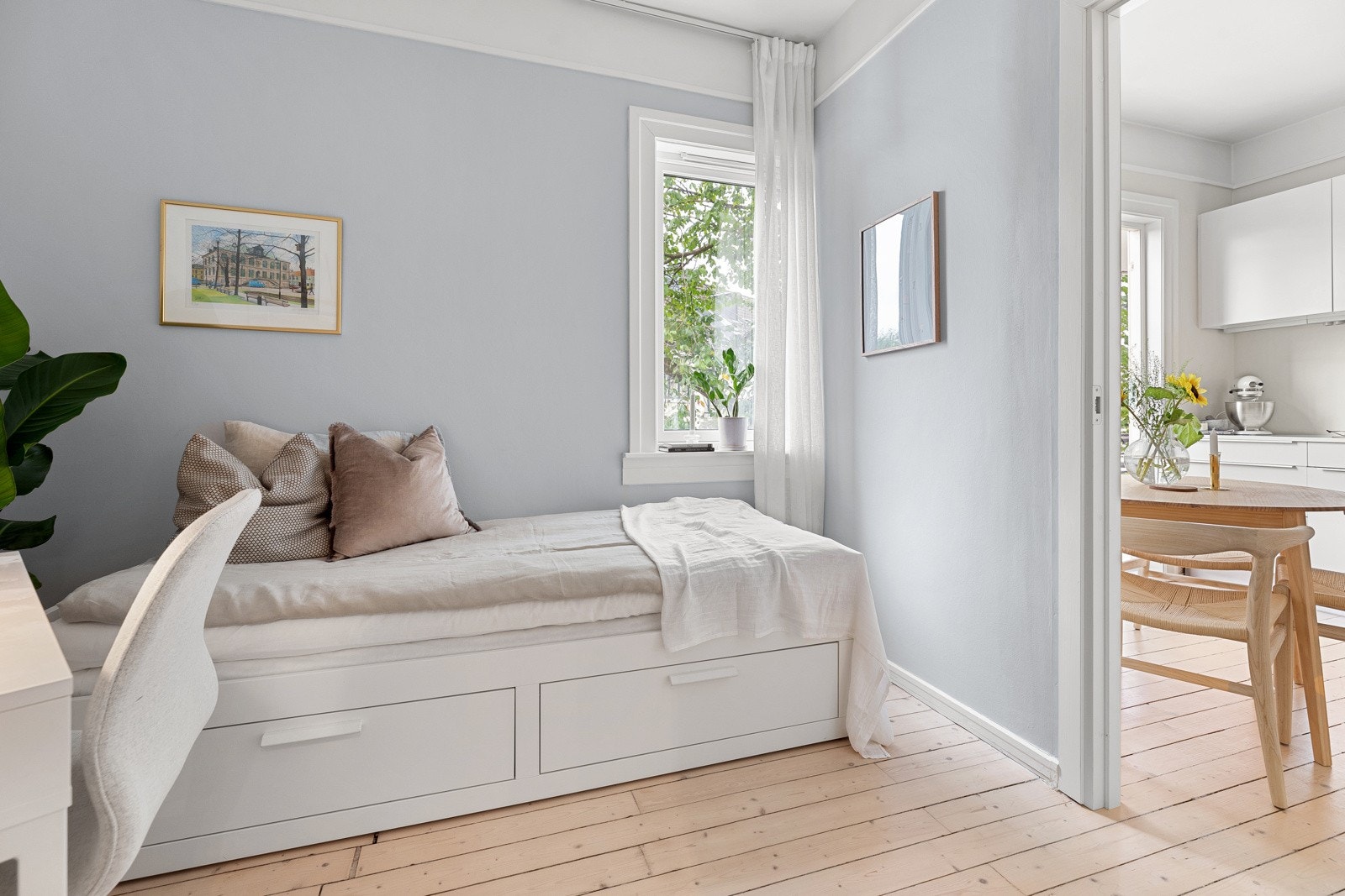 Lyse farger i kombinasjon med naturlig lys skaper en behagelig atmosfære Galleribilde