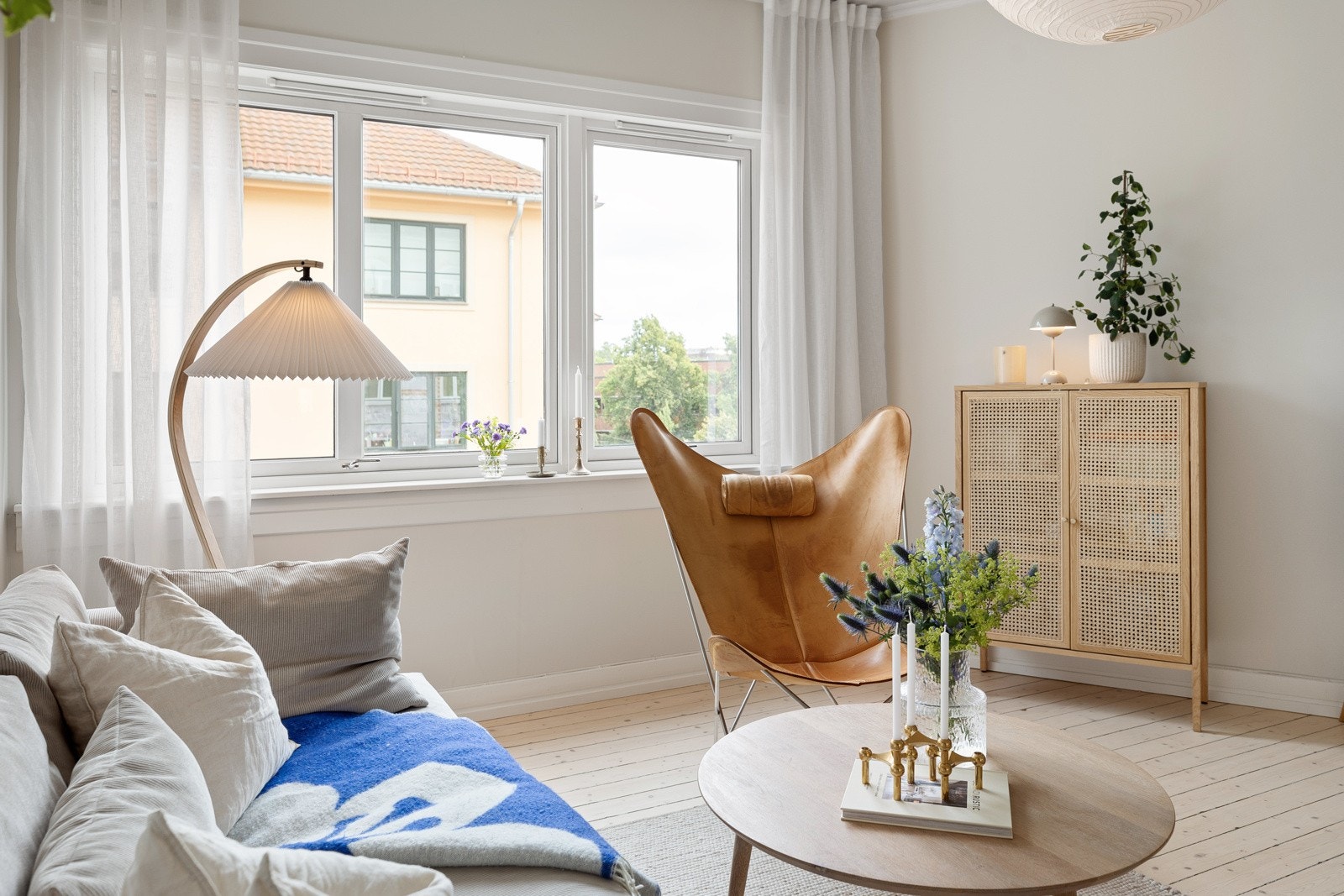 Nylige slipte originale heltre gulv i stuen Galleribilde