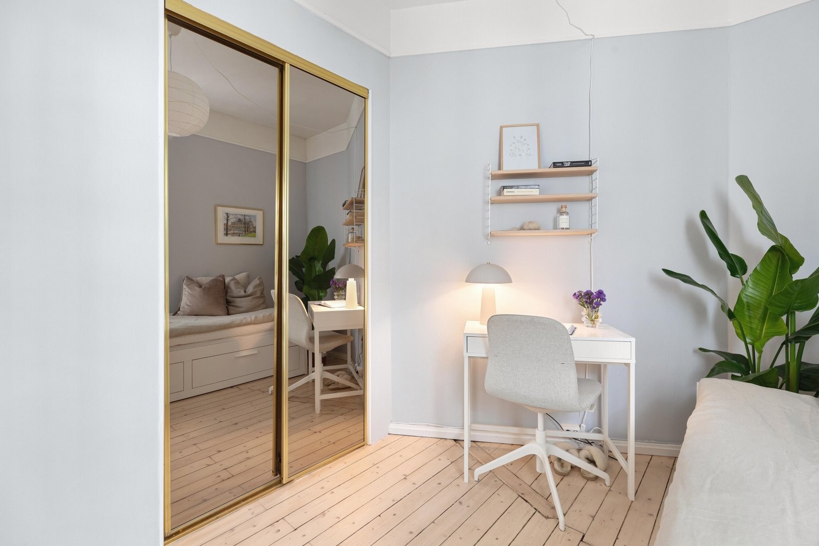 Soverommet har et svært praktisk omkledningsrom, med tilkomst via garderoben Galleribilde