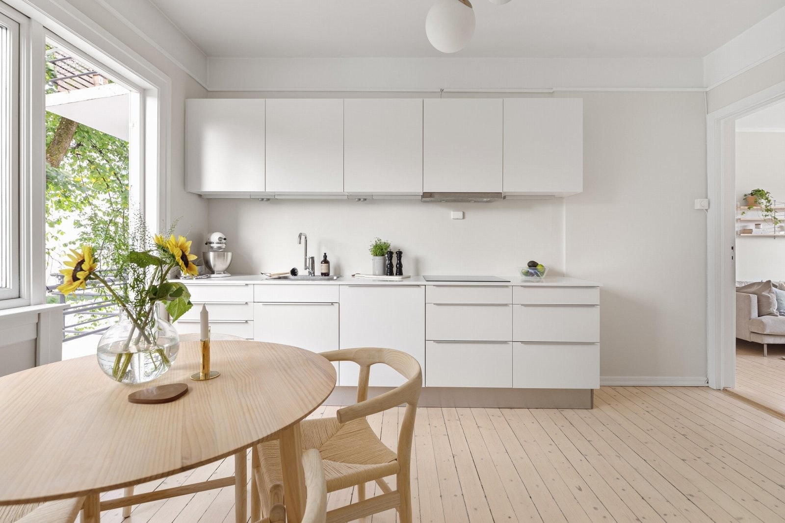 Integrerte hvitevarer fra Bosch som oppvaskmaskin, kjøl/frys, stekeovn og platetopp Galleribilde