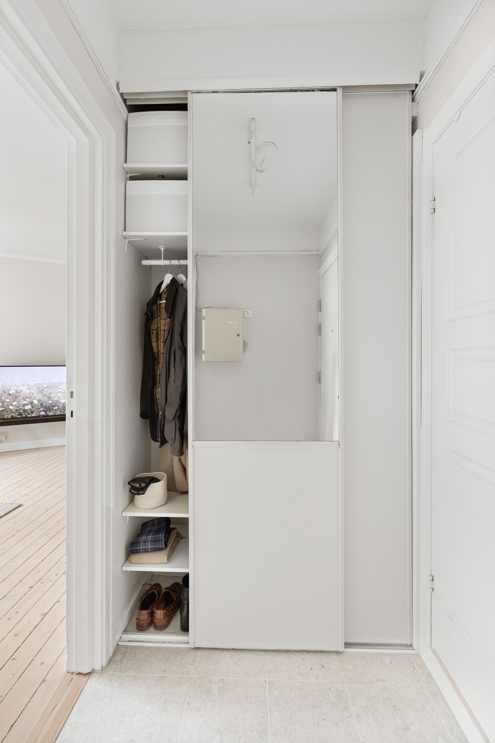 I entréen har du god plass til oppbevaring av sko- og yttertøy Galleribilde