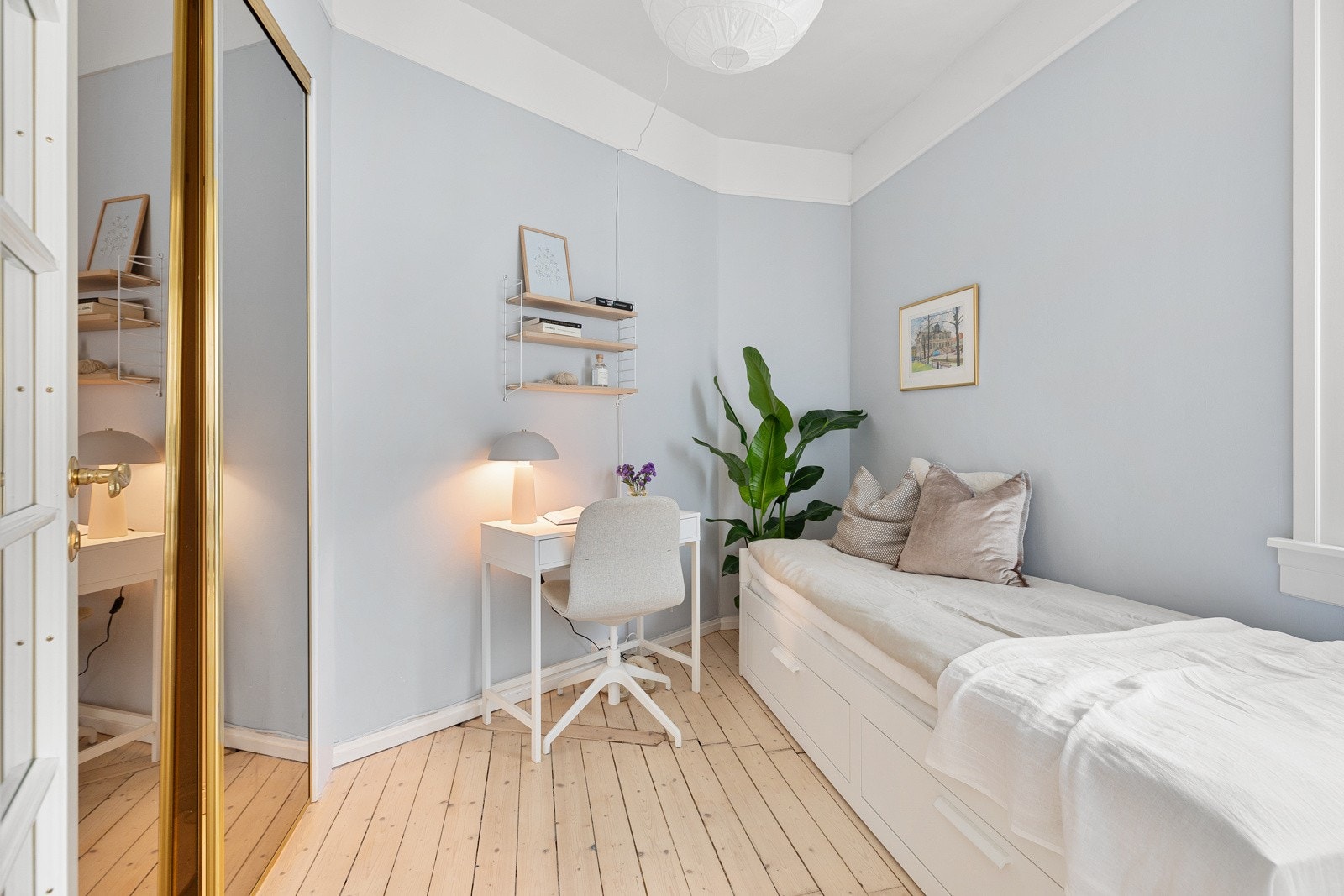 Leiligheten har to luftige og avslappende soverom Galleribilde