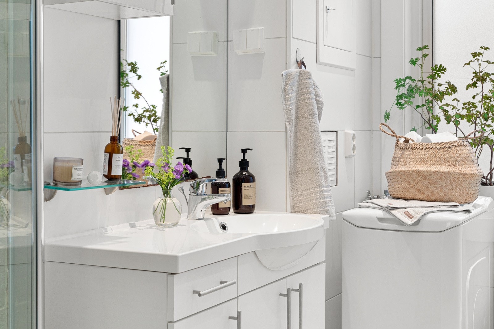 Lys baderomsinnredning som gir et moderne preg Galleribilde