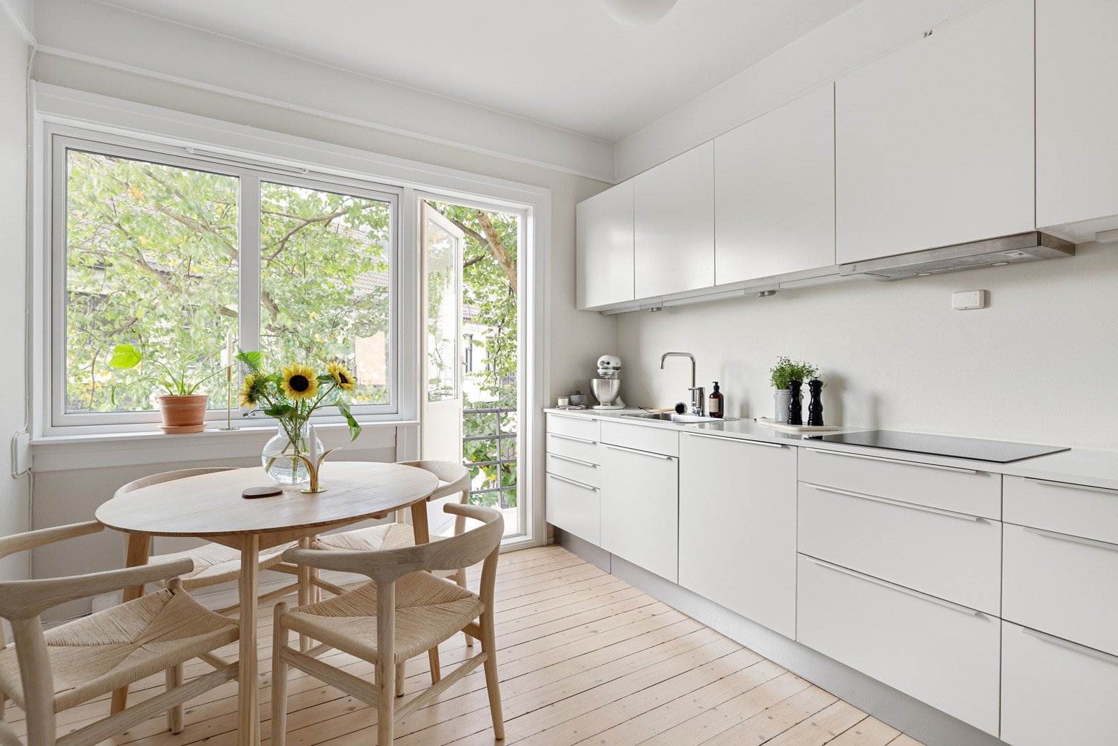 Kjøkkenet er av romslig utførelse med god plass til frokostbord Galleribilde