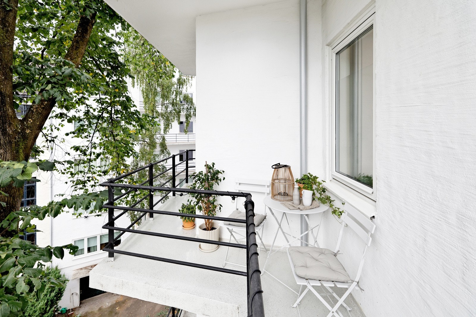 Leiligheten har tilgang til en solrik sydvendt brannbalkong ut fra kjøkkenet Galleribilde