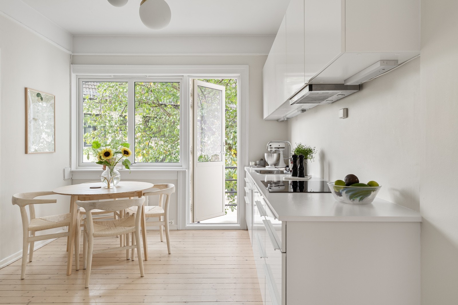 Kjøkkeninnredning fra HTH med slette fronter og stålgrep Galleribilde