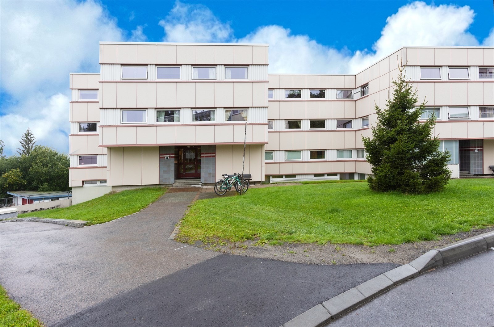 Velkommen! Borettslaget har et pent opparbeidet fellesareal med gressplener, sittegrupper, lekeplasser m.m. Galleribilde