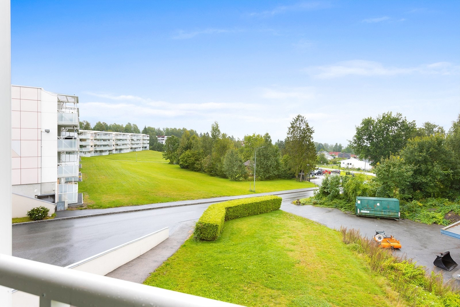 Boligen ligger i en høy 1. etasje, og fra balkongen har du en fin utsikt over nærområdet. Da bildet ble tatt var det noe tåkete, så på en god dag har du her en enda bedre utsikt. Galleribilde