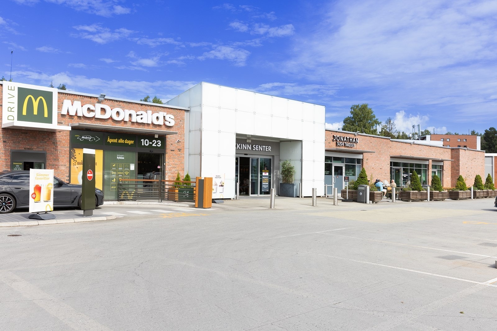 Med kort avstand finner du Rykkinn senter, som er et populært nærsenter med et bredt utvalg av butikker, restauranter, kafeer m.m. Galleribilde