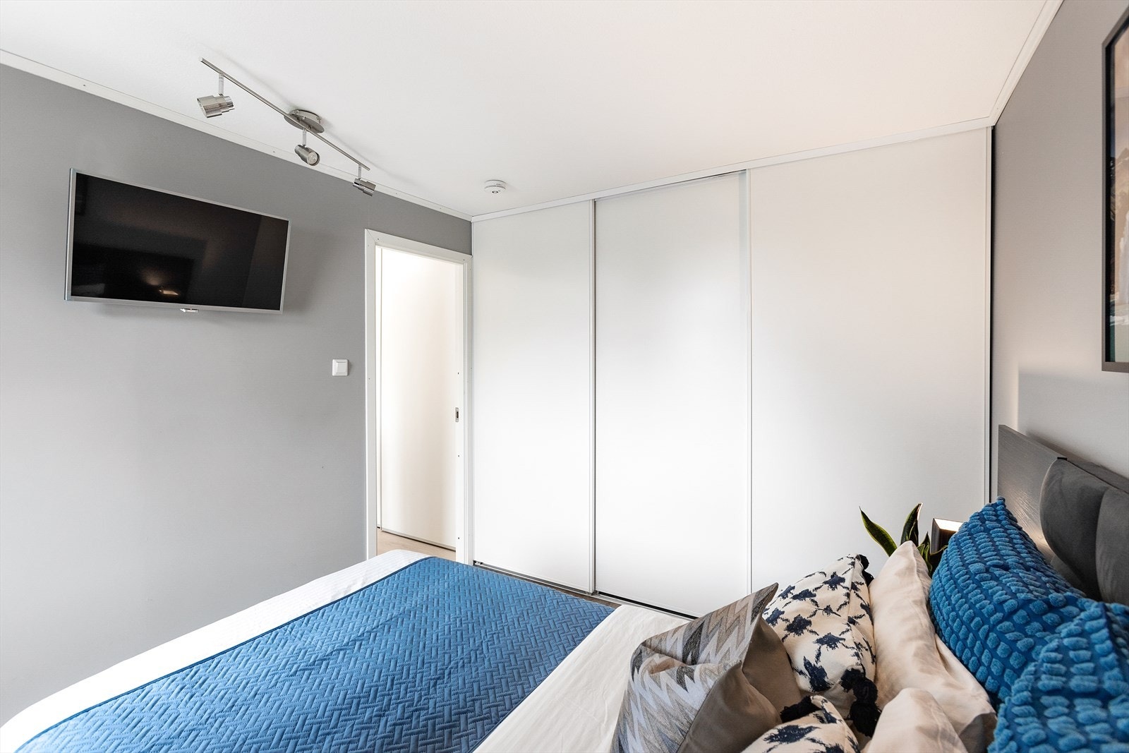 Soverom 1 - Soverommet har etablert en praktisk skyvedørsgarderobe. Galleribilde