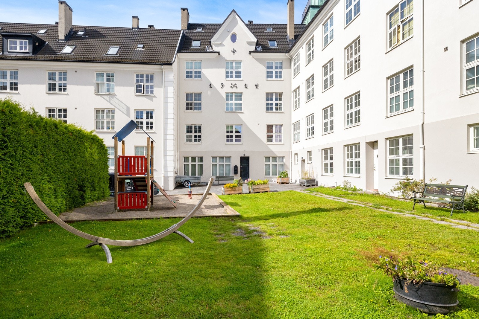 Fellesarealene i borettslaget er gjennomførte, og ha tre hoveduteområder. Her er lekeplass, klestørkestativ i låst område, samt flere benker/sitteplasser rundt omkring, hengekøyestativer, og to felles griller. Galleribilde