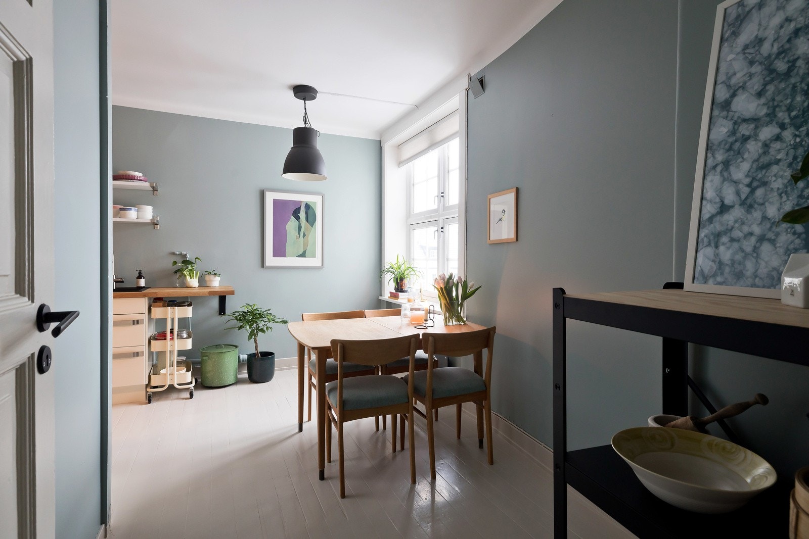 Kjøkkenet er noe av det selgerne falt pladask for. Har kan du innrede med langbord, eller kombinere vanlig spisebord og egen del til kontor. Opp til deg. Galleribilde