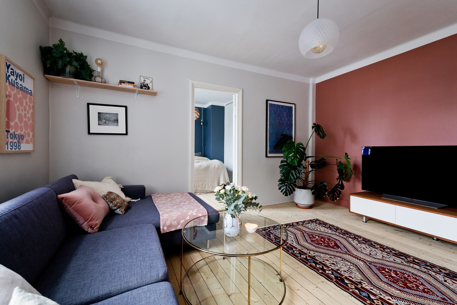 TV og Internett-tilgang er inkludert i fellesutgiftene. Både dekoder og wifi-ruter skal ligge igjen fra den forrige eieren. Ta kontakt med Viken fibernett for oppgradering av internetthastighet. Galleribilde