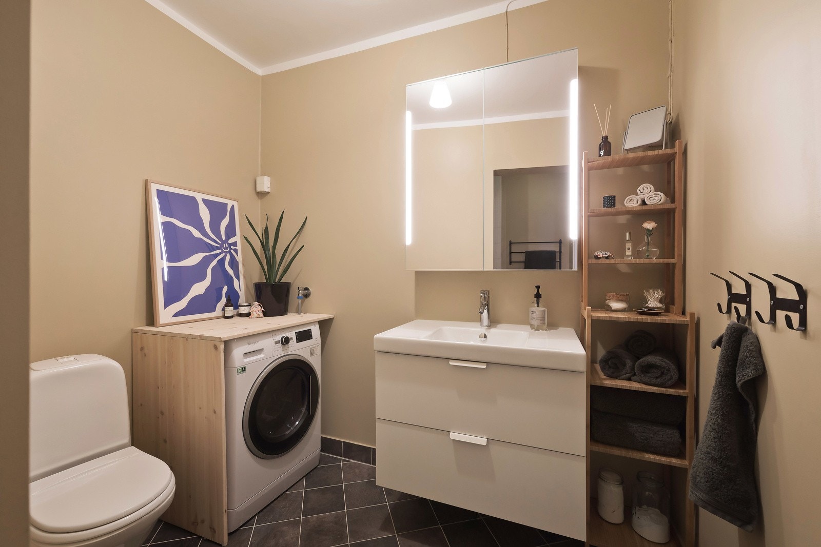 I tillegg til plass og opplegg til vaskemaskin, finnes det også fellesvaskeri i gården. Se hjemmesiden til borettslaget for informasjon. Galleribilde