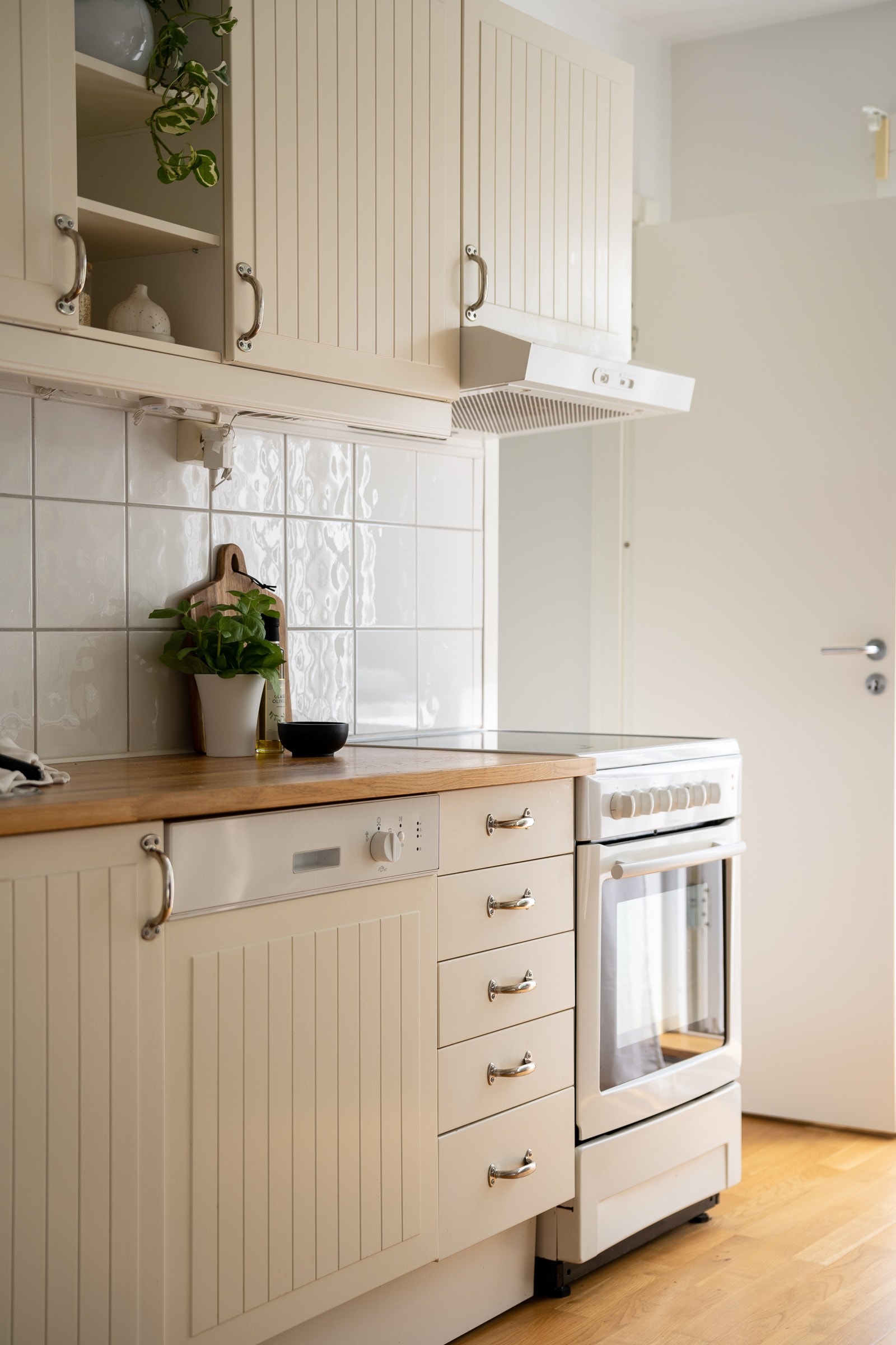 Kjøleskap med fryser, og komfyr medfølger. Galleribilde