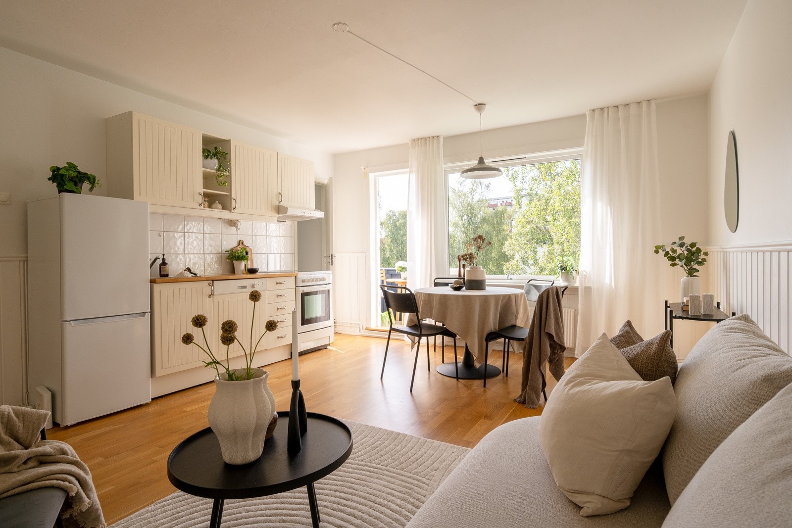 Lyse overflater og parkettgulv. Galleribilde