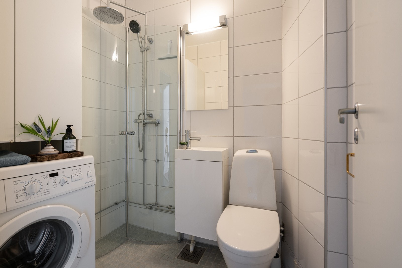 Flis på gulv og flis på vegger. Malt overflate i himling. Gulvvarme. Utstyrt med servantskap, dusjhjørne, innfellbare dusjdører, naturlig avtrekk og wc. Galleribilde