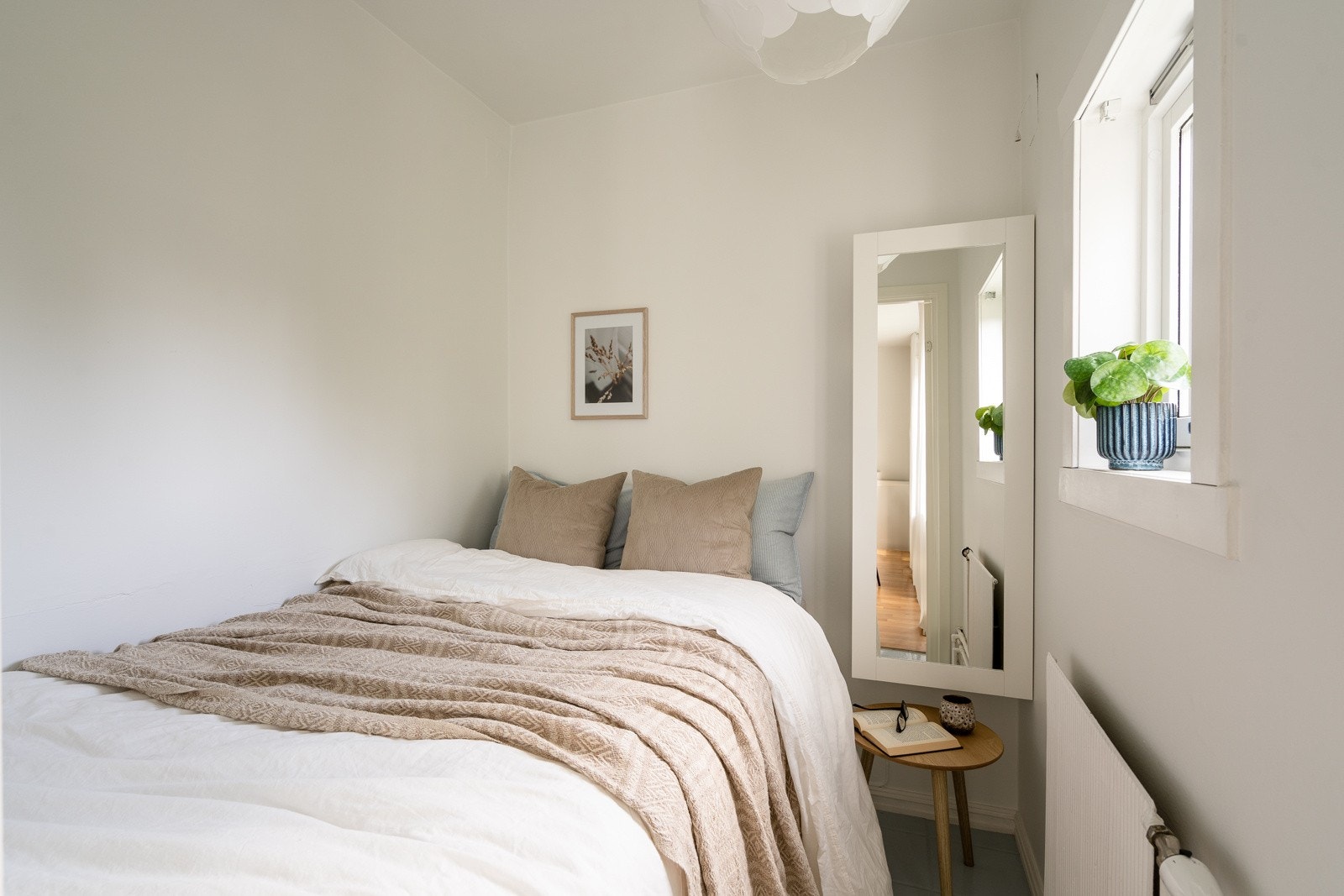 Arealeffektivt soverom med vindu. Galleribilde