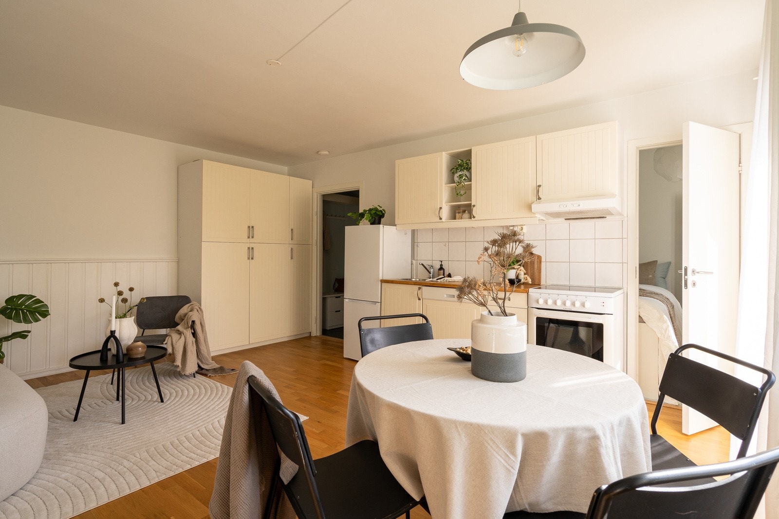 Det er plass for hyggelig spisebord i stue/kjøkken. Galleribilde