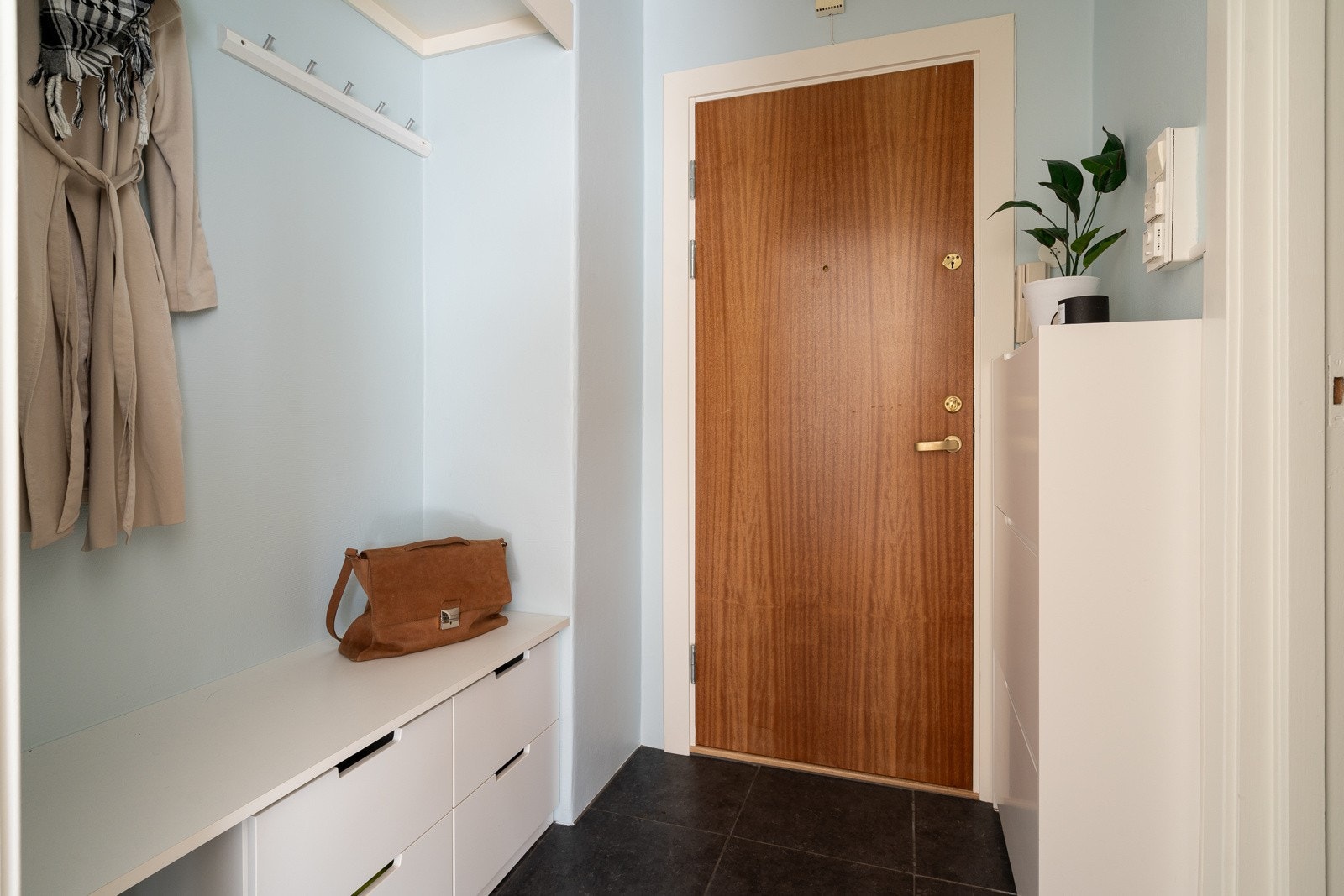 Entré med gode oppbevaringsmuligheter. Kjellerbod på ca. 3 kvm følger. Galleribilde