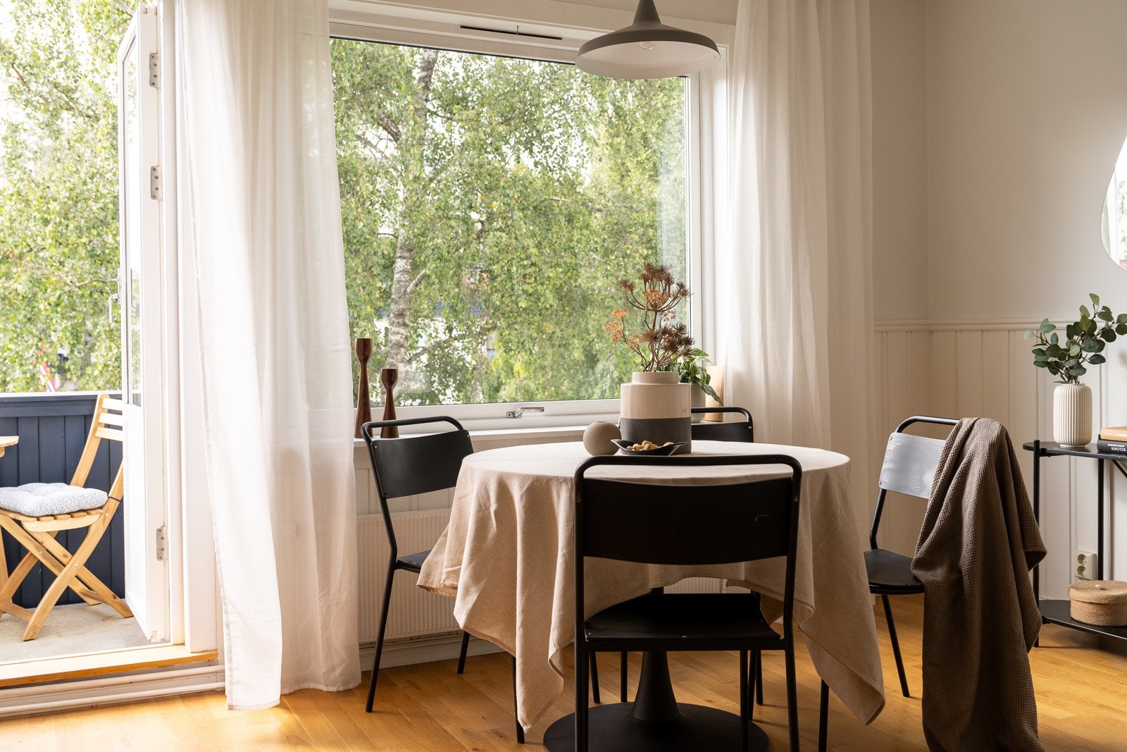 Store vinduer som slipper inn rikelig med naturlig lys. Galleribilde