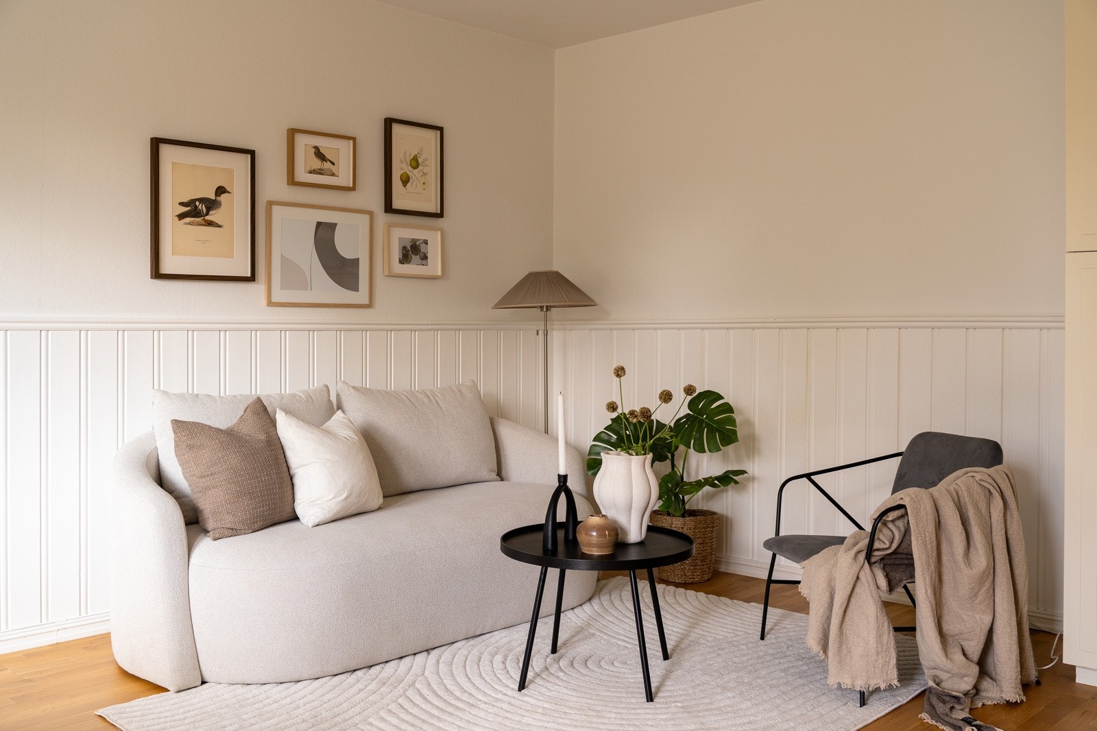 Det er god plass for sofa og tilhørende møblement. Galleribilde