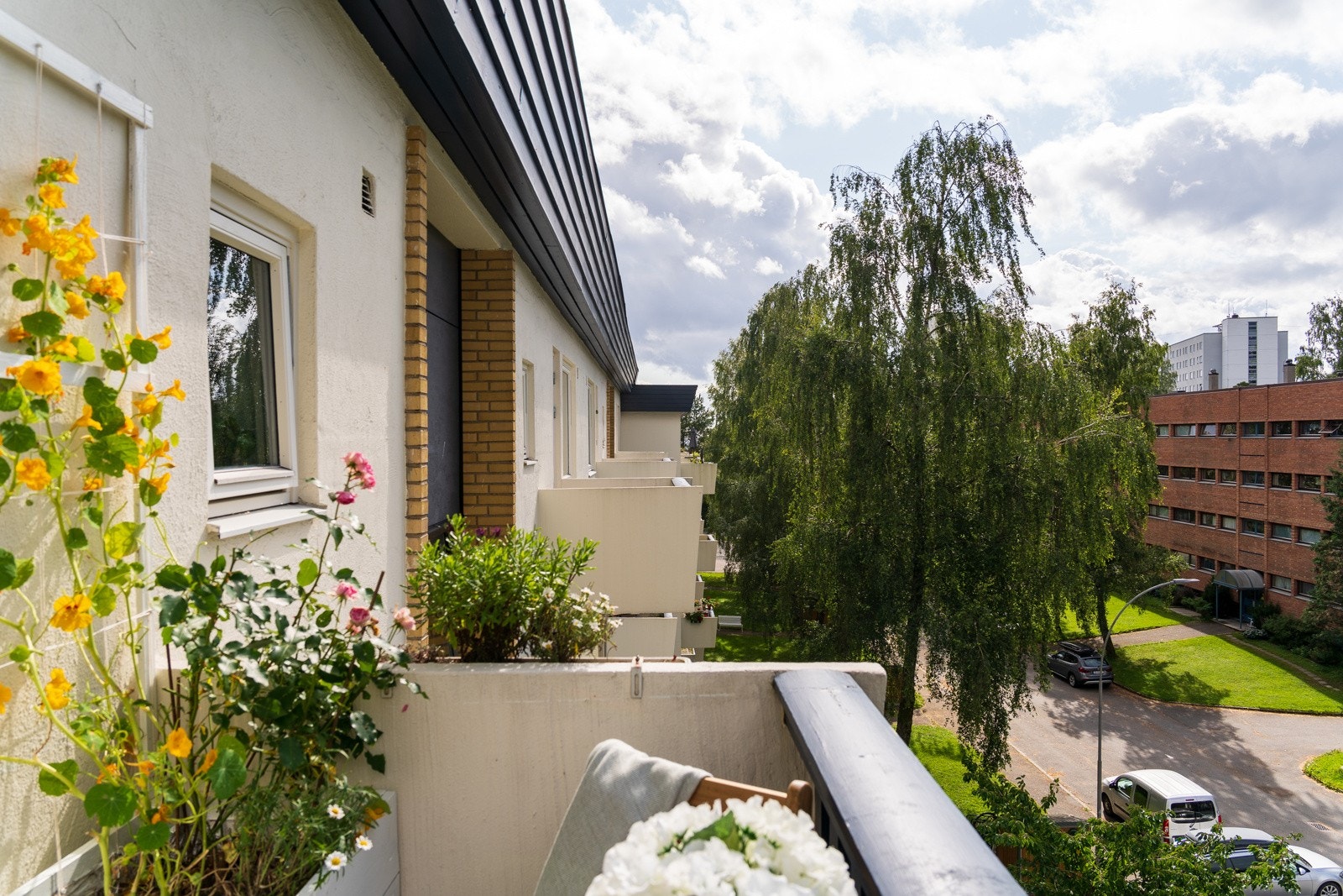 Vestvendt og solrik balkong. Galleribilde