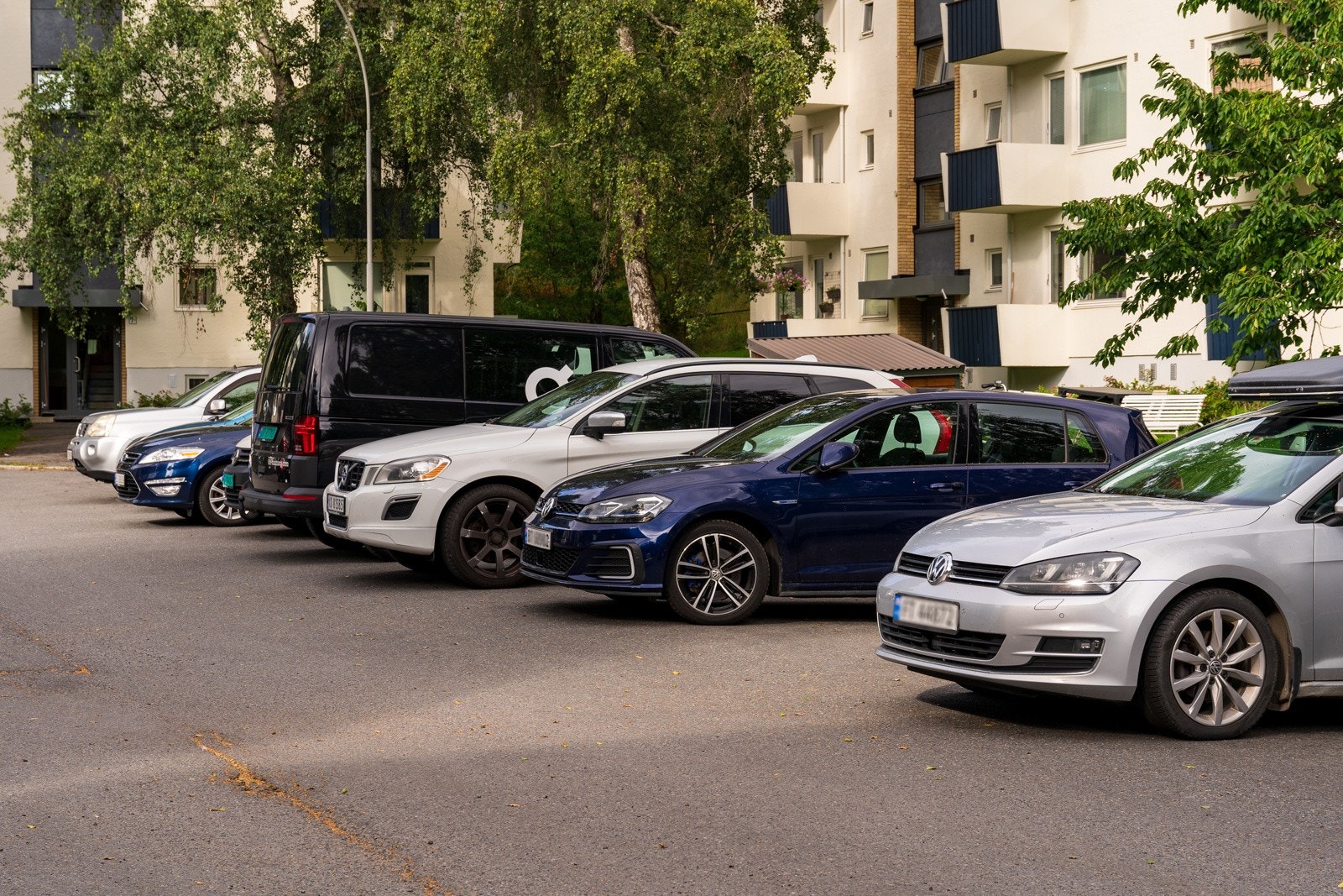 Her er det rikelig med parkeringsplasser, samt mulighet for å leie garasjeplass. Galleribilde