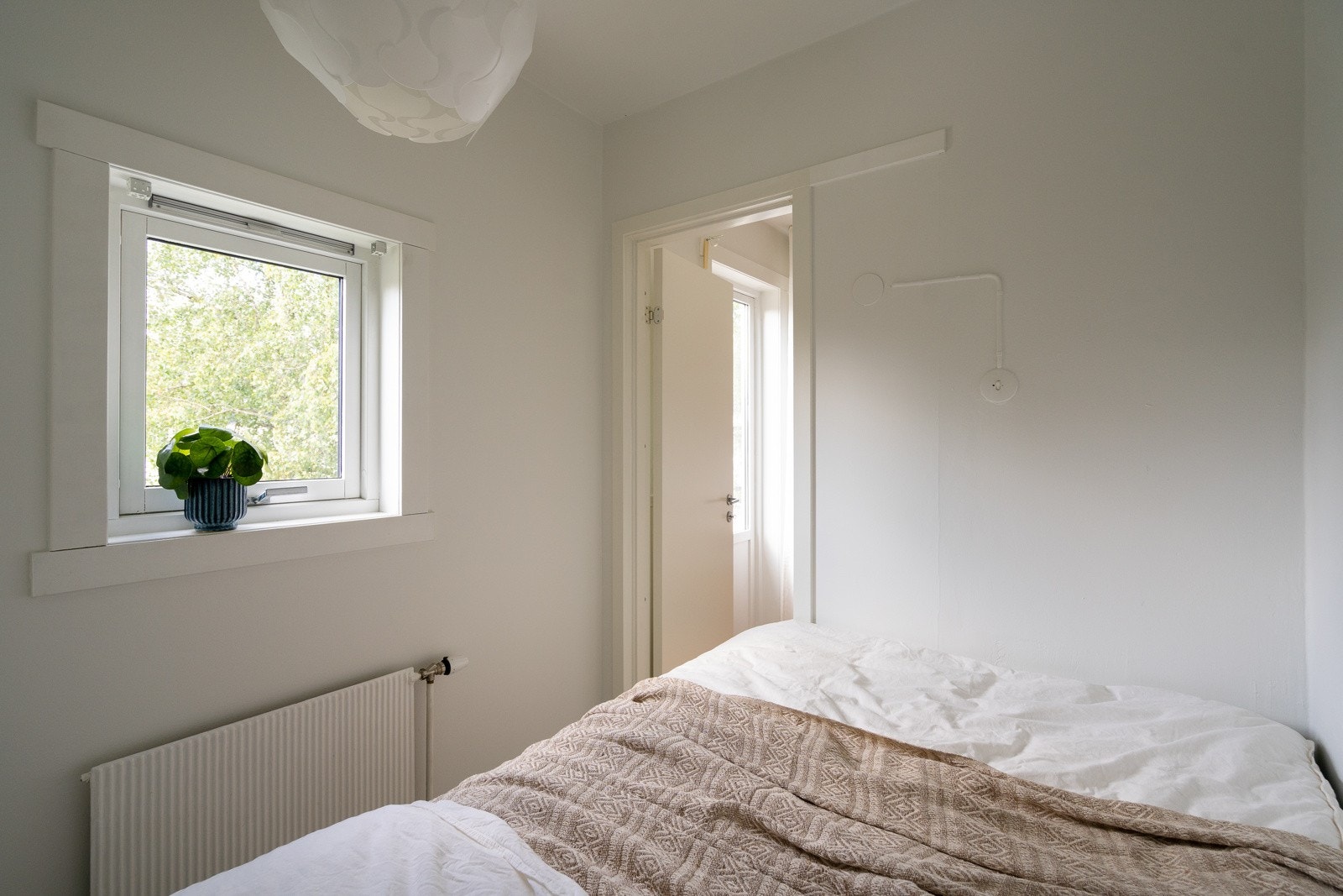 Seng er plassbygd og følger salget. Galleribilde