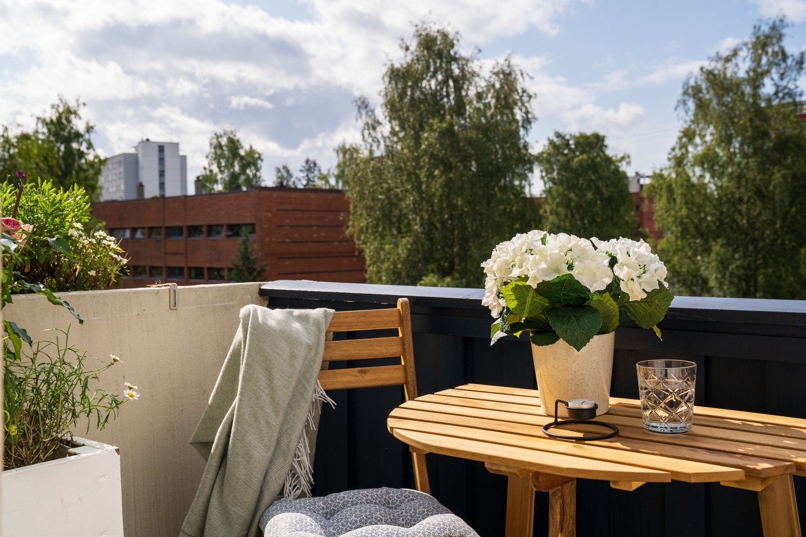 Kun 4 min til Kringsjå T-bane, som tar deg til Majorstuen på 12 minutter. Galleribilde