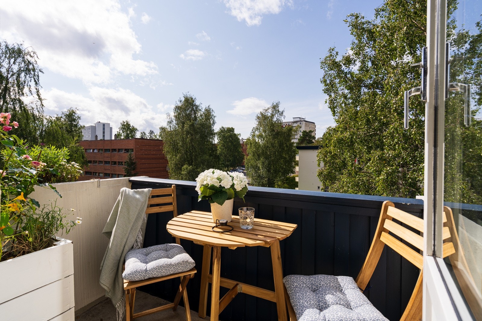 Plass til lite kafébord. Galleribilde