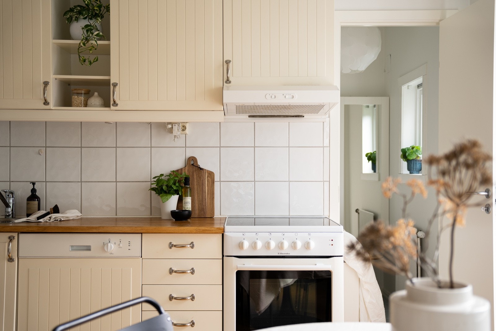 Innredning med kullfiltervifte over stekesonen og opplegg for oppvaskmaskin. Det er integrert oppvaskmaskin. Galleribilde