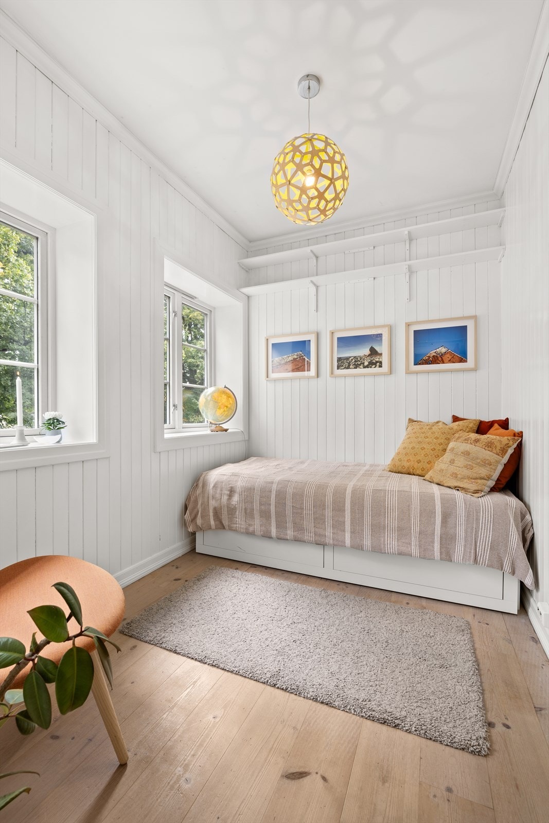 Etasjen innehar et lyst og hyggelig soverom med fin plass til seng med tilhørende møblement. Galleribilde