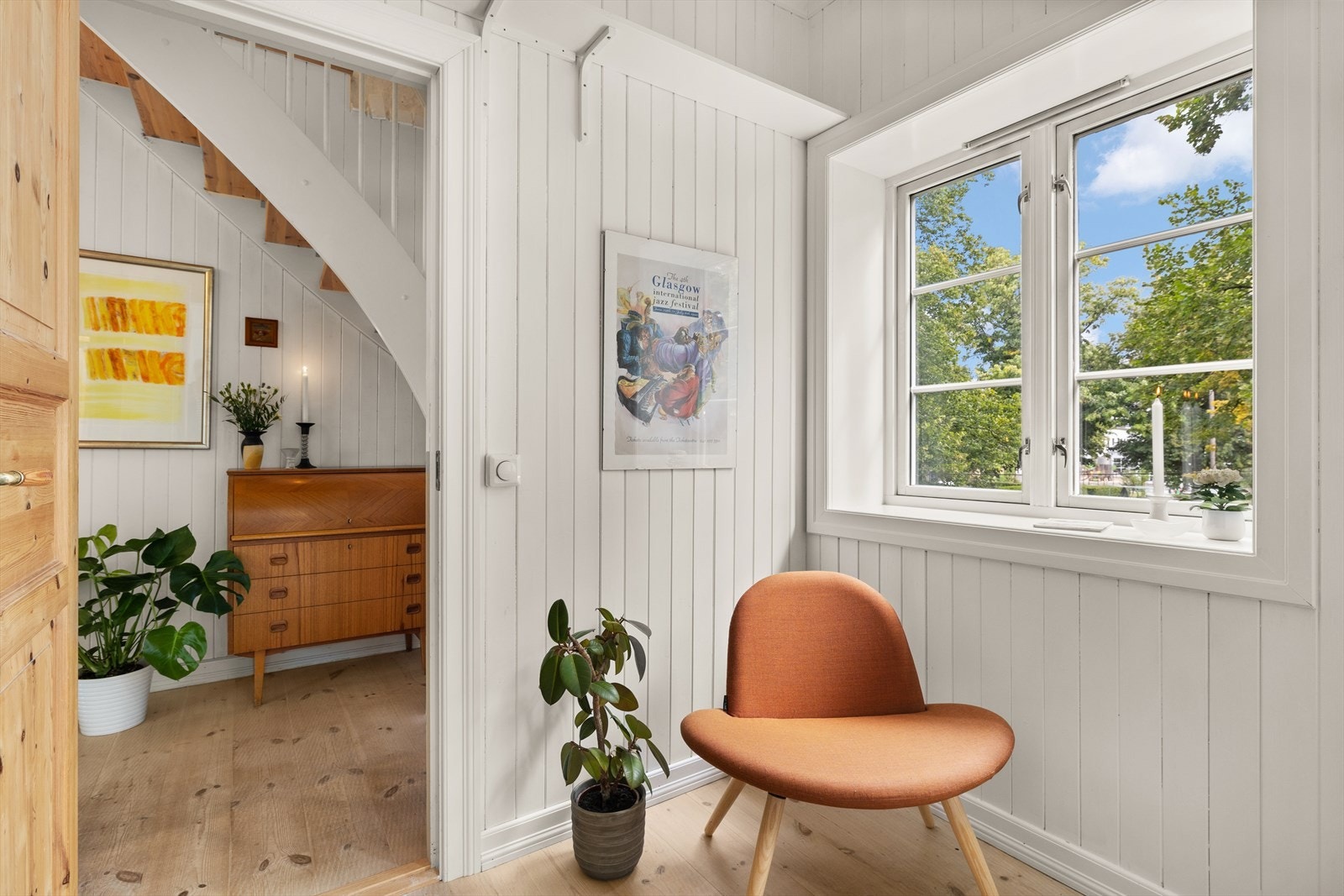Rommet vender ut mot rolige omgivelser. Her kan du få en god natt søvn! Galleribilde